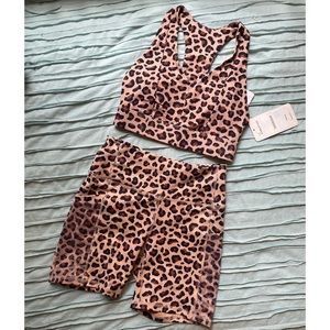 Fabletics Meru On the go 6" short & sports bra